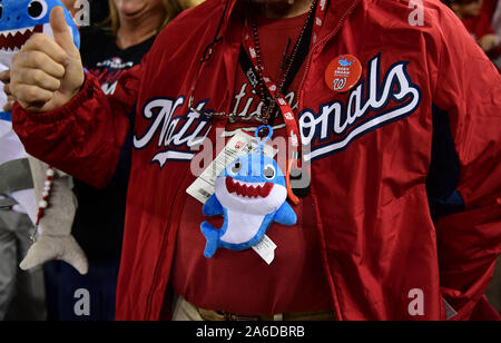 Washington, United States. 25 Okt, 2019. Staatsangehörige Fans warten auf den Start von Spiel 3 der 2019 World Series zwischen den Washington Nationals und der Houston Astros im Nationals Park in Washington, DC am Freitag, 25. Oktober 2019. Washington führt in der Best-of-Seven-Serie mit 2:0. Foto von Kevin Dietsch/UPI Quelle: UPI/Alamy leben Nachrichten Stockfoto