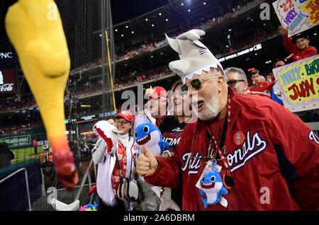 Washington, United States. 25 Okt, 2019. Staatsangehörige Fans warten auf den Start von Spiel 3 der 2019 World Series zwischen den Washington Nationals und der Houston Astros im Nationals Park in Washington, DC am Freitag, 25. Oktober 2019. Washington führt in der Best-of-Seven-Serie mit 2:0. Foto von Kevin Dietsch/UPI Quelle: UPI/Alamy leben Nachrichten Stockfoto