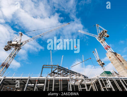 Krane in Gebäude Bauarbeiten, St James Sanierung, Edinburgh, Schottland, Großbritannien Stockfoto