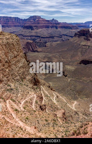 Blick auf steile, gewundene South Kaibab Trail im Grand Canyon unten an dem, was vorn ist. Stockfoto