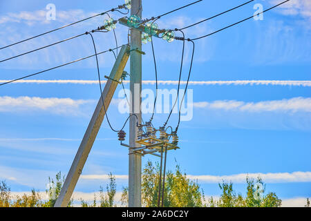 Elektrische Sicherungen auf dem grauen Beton Pfeiler, auf den blauen Himmel im Hintergrund Stockfoto