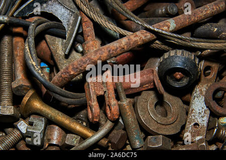 Rostige Schrauben und Werkzeuge in Metallbox Nahaufnahme. Selektive konzentrieren. Stockfoto