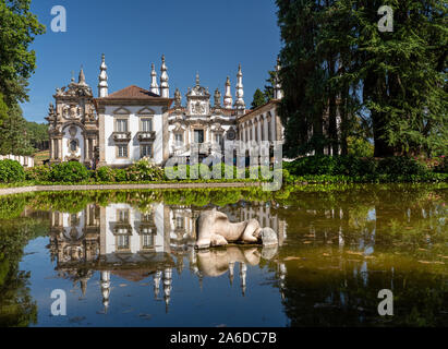 Vila Real, Portugal - 13 August 2019: Frau schlafen Statue vor dem Eingang von Mateus Palast in Vila Real, Portugal Stockfoto