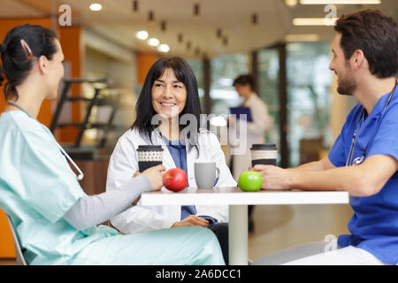 Team von Ärzten in Sitzung während der Mittagspause Stockfoto
