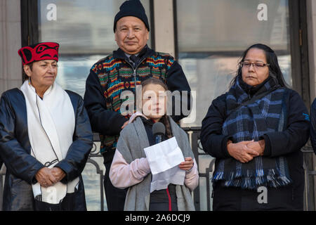 Vancouver, BC, Kanada. 25 Okt, 2019. Schwedische Klima Aktivistin GRETA THUNBERG spricht von einer Masse von Tausenden von jungen Aktivisten und ihre Unterstützer Stockfoto