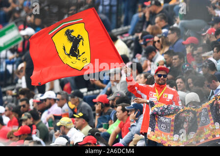 Mexiko Stadt. 25 Okt, 2019. Ein Ferrari fan Wellen der Flagge während der zweiten Training der Formel 1 Mexiko Grand Prix auf dem Hermanos Rodriguez Stromkreis in Mexiko Stadt, am Okt. 25, 2019. Credit: Xin Yuewei/Xinhua/Alamy leben Nachrichten Stockfoto