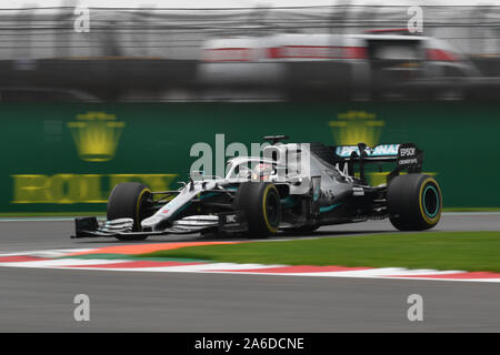 Mexiko Stadt. 25 Okt, 2019. Mercedes Lewis Hamilton von Großbritannien Laufwerke während des zweiten Training der Formel 1 Mexiko Grand Prix auf dem Hermanos Rodriguez Stromkreis in Mexiko Stadt, am Okt. 25, 2019. Credit: Xin Yuewei/Xinhua/Alamy leben Nachrichten Stockfoto