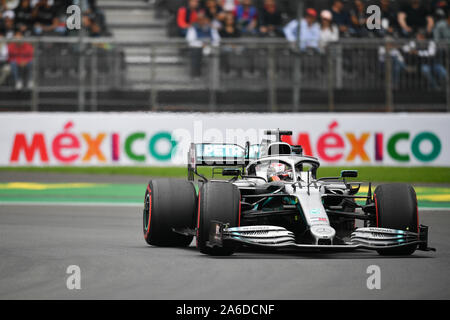 Mexiko Stadt. 25 Okt, 2019. Mercedes Lewis Hamilton von Großbritannien Laufwerke während des zweiten Training der Formel 1 Mexiko Grand Prix auf dem Hermanos Rodriguez Stromkreis in Mexiko Stadt, am Okt. 25, 2019. Credit: Xin Yuewei/Xinhua/Alamy leben Nachrichten Stockfoto