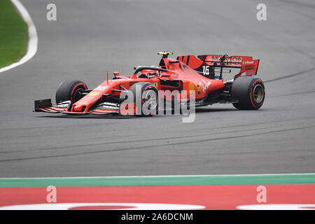 Mexiko Stadt. 25 Okt, 2019. Ferrari's Charles Leclerc von Monaco Laufwerke während des zweiten Training der Formel 1 Mexiko Grand Prix auf dem Hermanos Rodriguez Stromkreis in Mexiko Stadt, am Okt. 25, 2019. Credit: Xin Yuewei/Xinhua/Alamy leben Nachrichten Stockfoto