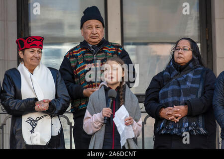 Vancouver, BC, Kanada. 25 Okt, 2019. Schwedische Klima Aktivistin GRETA THUNBERG spricht von einer Masse von Tausenden von jungen Aktivisten und ihre Unterstützer Stockfoto