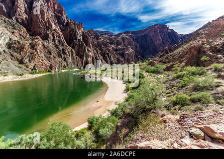 Sparren auf dem Colorado River im Grand Canyon in der Nähe von Phantom Ranch von schönen Klippe unter blauem Himmel umgeben Stockfoto