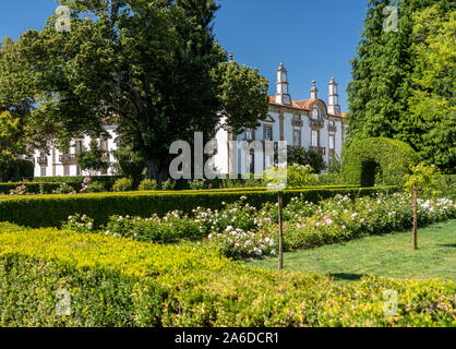 Vila Real, Portugal - 13 August 2019: Hintere Eingang und kunstvollen Gärten von Mateus Palast in Vila Real, Portugal Stockfoto