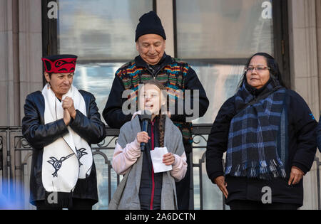 Vancouver, BC, Kanada. 25 Okt, 2019. Schwedische Klima Aktivistin GRETA THUNBERG spricht von einer Masse von Tausenden von jungen Aktivisten und ihre Unterstützer Stockfoto