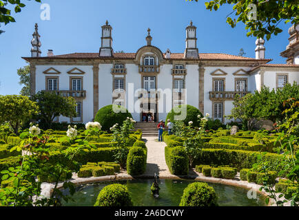 Vila Real, Portugal - 13 August 2019: Hintere Eingang und kunstvollen Gärten von Mateus Palast in Vila Real, Portugal Stockfoto