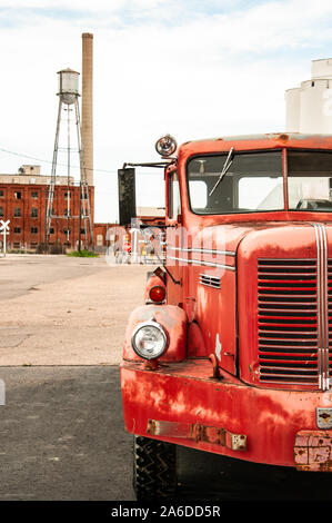 Ein altes Feuerwehrauto und verlassenen Fabrik Zucker Mühle. Stockfoto
