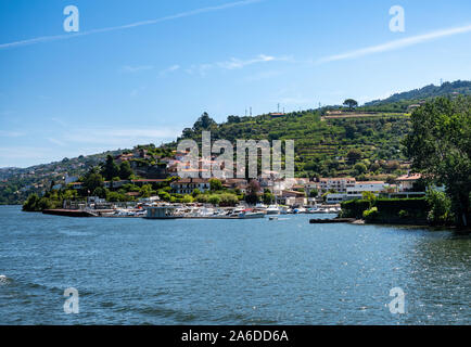 Viseu, Portugal - 13 August 2019: Boote im kleinen Hafen Porto Antigo auf dem Fluss Douro Stockfoto