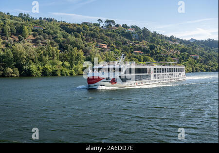 Porto, Portugal - 13 August 2019: Ein Rosa Alva River Cruise Boot Touren des Douro in Portugal Stockfoto