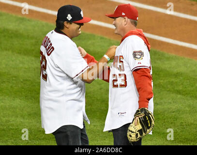 Washington, United States. 25 Okt, 2019. Chad Cordero (L) und Brian Schneider, zwei Mitglieder des Eröffnungs-Washington Nationals Team von 2005, Vorbereitung zu werfen und die offizielle zeremoniellen ersten Pitch von Spiel 3 der 2019 World Series zwischen den Washington Nationals und der Houston Astros im Nationals Park in Washington, DC am Freitag, 25. Oktober 2019. Foto von Pat Benic/UPI Quelle: UPI/Alamy leben Nachrichten Stockfoto