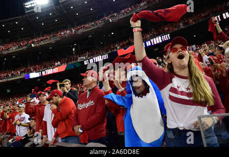 Washington, United States. 25 Okt, 2019. Washington Nationals Fans jubeln zu Beginn des Spiel 3 der World Series 2019 gegen die Houston Astros an den Angehörigen Park in Washington, DC am Freitag, 25. Oktober 2019. Washington führt in der Best-of-Seven-Serie mit 2:0. Foto von Kevin Dietsch/UPI Quelle: UPI/Alamy leben Nachrichten Stockfoto