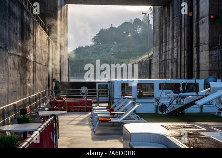 Porto, Portugal - 13 August, 2019: Sailor Uhren die Seiten von Fluß-Kreuzfahrtschiff im Inneren des Schlosses am Crestuma Hebel Damm am Fluss Douro in Portugal Stockfoto