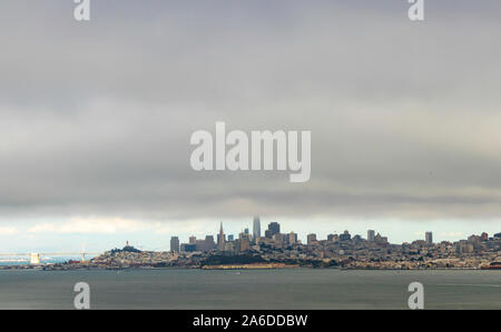 Nebel decken die Stadt von San Francisco, Kalifornien. Stockfoto