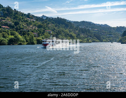 Porto, Portugal - 13 August 2019: Ein Rosa Alva River Cruise Boot Touren des Douro in Portugal Stockfoto