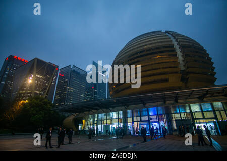 Rund um die Innenstadt und der Finanzbereich von Hangzhou am Abend Zeit zu reisen. Stockfoto