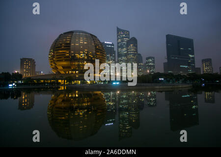 Rund um die Innenstadt und der Finanzbereich von Hangzhou am Abend Zeit zu reisen. Stockfoto