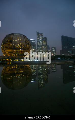 Rund um die Innenstadt und der Finanzbereich von Hangzhou am Abend Zeit zu reisen. Stockfoto