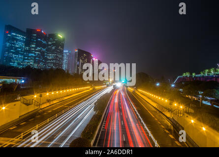 Rund um die Innenstadt und der Finanzbereich von Hangzhou am Abend Zeit zu reisen. Stockfoto