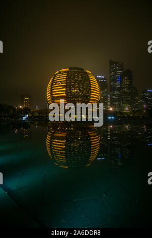 Rund um die Innenstadt und der Finanzbereich von Hangzhou am Abend Zeit zu reisen. Stockfoto
