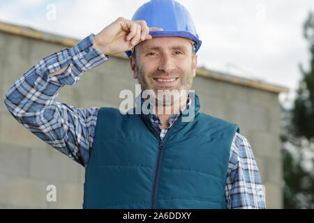 Porträt eines Mannes Builder in einem Helm Stockfoto