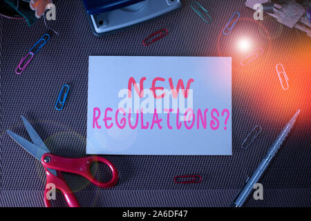 Schreiben Hinweis zeigt neue Verordnungen Frage. Business Konzept für Regeln, Regierung um die Kontrolle weg etwas Scissor getan wird und Schreiben equi Stockfoto