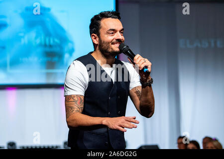 Harsewinkel, Deutschland. 25 Okt, 2019. Giovanni Zarrella singt während der Pause. In der Endrunde der Schönheit Wettbewerb 'Miss 50 plus" 20 Finalisten wetteiferten. Quelle: David Inderlied/dpa/Alamy leben Nachrichten Stockfoto