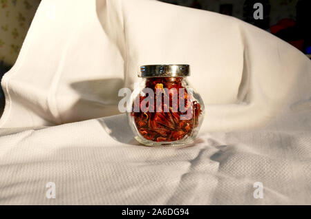 Getrocknete Hibiskus Tee im Glas Stockfoto