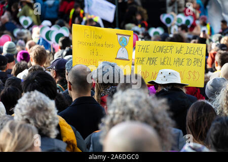 Vancouver, BC, Kanada. 25 Okt, 2019. Umweltaktivisten melden Sie ein Klima März neben Schwedischen Aktivistin Greta Thunberg in der Innenstadt von Vancouver, d Stockfoto