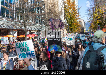 Vancouver, BC, Kanada. 25 Okt, 2019. Umweltaktivisten melden Sie ein Klima März neben Schwedischen Aktivistin Greta Thunberg in der Innenstadt von Vancouver, d Stockfoto