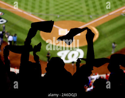 Washington, United States. 25 Okt, 2019. Washington Nationals Fans jubeln vor dem Start von Spiel 3 der World Series an den Angehörigen Park in Washington, DC am Freitag, 25. Oktober 2019. Die Staatsangehörigen führen in der Best-of-Seven-Serie mit 2:0. Foto von Mark Abraham/UPI Quelle: UPI/Alamy leben Nachrichten Stockfoto