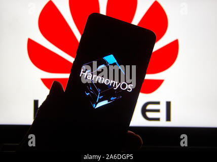 Montreal, Kanada - 25. Oktober 2019: HarmonyOS auf einem Samsung Galaxy S9 Plus'-Display über Huawei Logo auf einem Laptop. Stockfoto