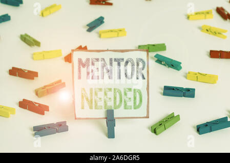 Wort schreiben Text Mentor benötigt. Business Foto zur Schau stellen wollte Hilfe für mehr erfahren oder mehr Kenntnisse zeigt Farbige clothespin Pap Stockfoto