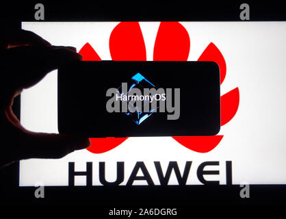 Montreal, Kanada - 25. Oktober 2019: HarmonyOS auf einem Samsung Galaxy S9 Plus'-Display über Huawei Logo auf einem Laptop. Stockfoto