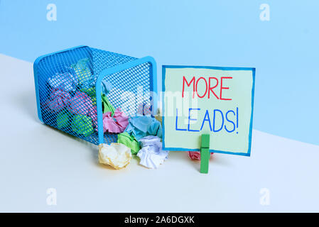 Konzeptionelle Handschrift mehr führt. Konzept Bedeutung Einleitung das Interesse der Verbraucher oder Untersuchung Produkt Papierkorb zerknittertes Papier clothespi Stockfoto