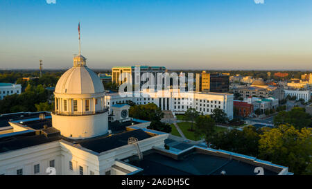 Goldenes Sonnenlicht erreicht den Horizont um die Hauptstadt statehouse in Montgomery Alabama angezeigt Stockfoto