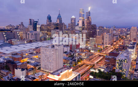 Das Büro leuchten hell wie Nacht kommt in die Innenstadt von Philadelphia PA Stockfoto