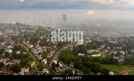 Eine dicke Schicht von Nebel ist noch immer nicht über der Innenstadt von Pittsburgh und den Vororten verbrannt Stockfoto