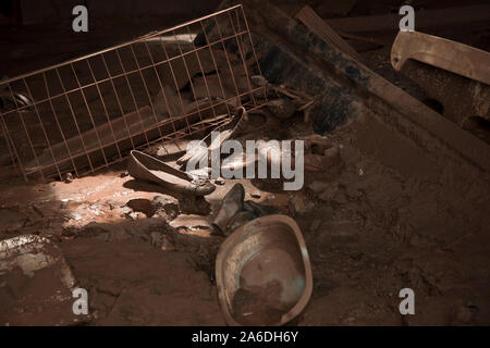 Mariana, Minas Gerais, Brasilien - 29. Februar 2016: Utensilien und Schuhe auf dem Boden einer Familie Haus durch die Bento Rodrigues dam Disaster begraben Stockfoto