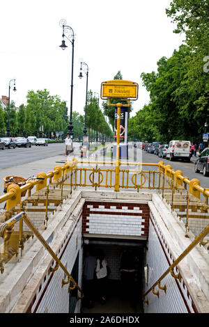 Eingang zum Hosok Tere Metro Station Teil von Europas ältesten U-Bahnnetz. Stockfoto