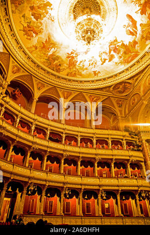 Innenraum der Ungarischen Staatsoper (Magyar Allami Operahaz) in Budapest. Stockfoto