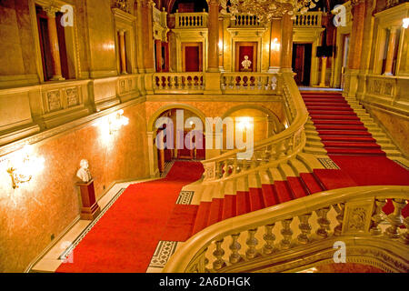 Grosse Treppe der Staatsoper in Budapest. Stockfoto