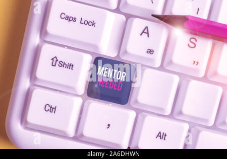Wort schreiben Text Mentor benötigt. Business Foto zur Schau stellen wollte Hilfe für mehr erfahren oder mehr Kenntnisse nachweisen Weiß PC-Tastatur Stockfoto